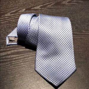 100% SILK LIGHT BLUE GEOFFREY BEENE TIE
